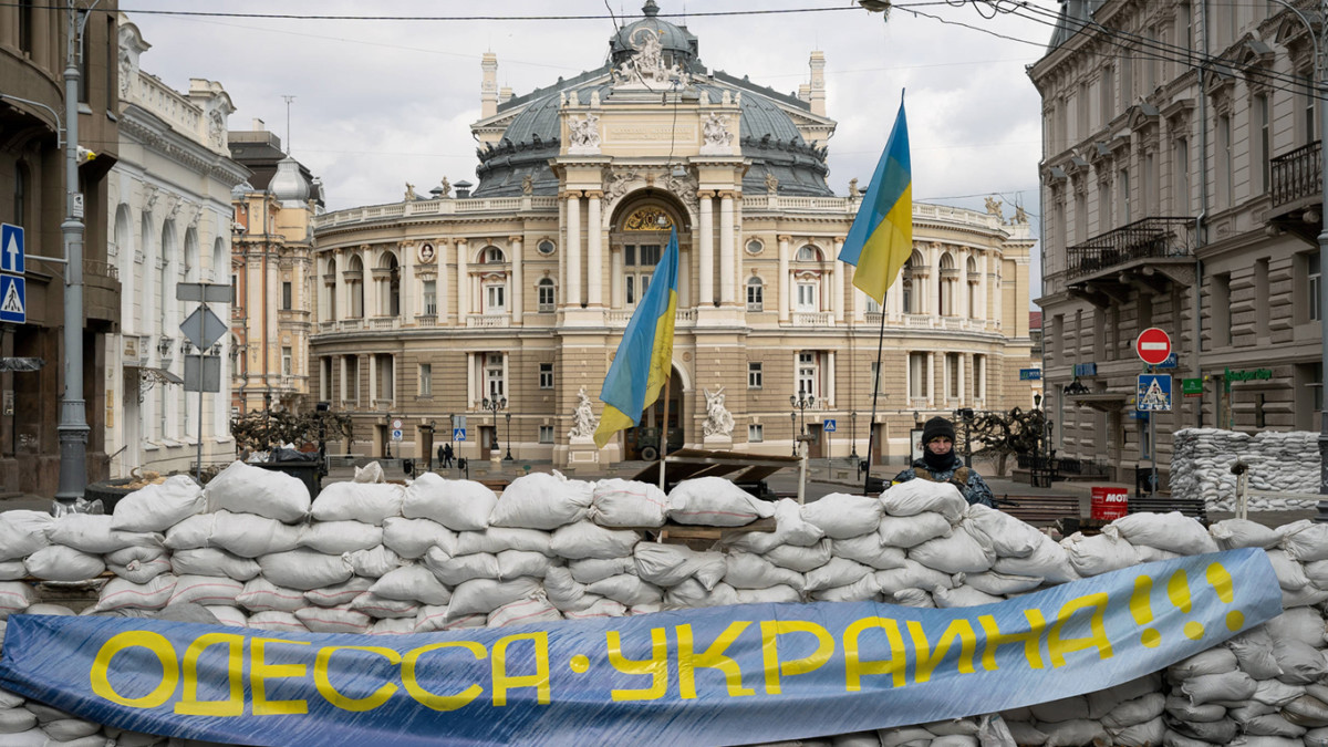 Une barricade protège l'accès à l'opéra d'Odessa, le 17 mars 2022 en Ukraine. Photo AFP.