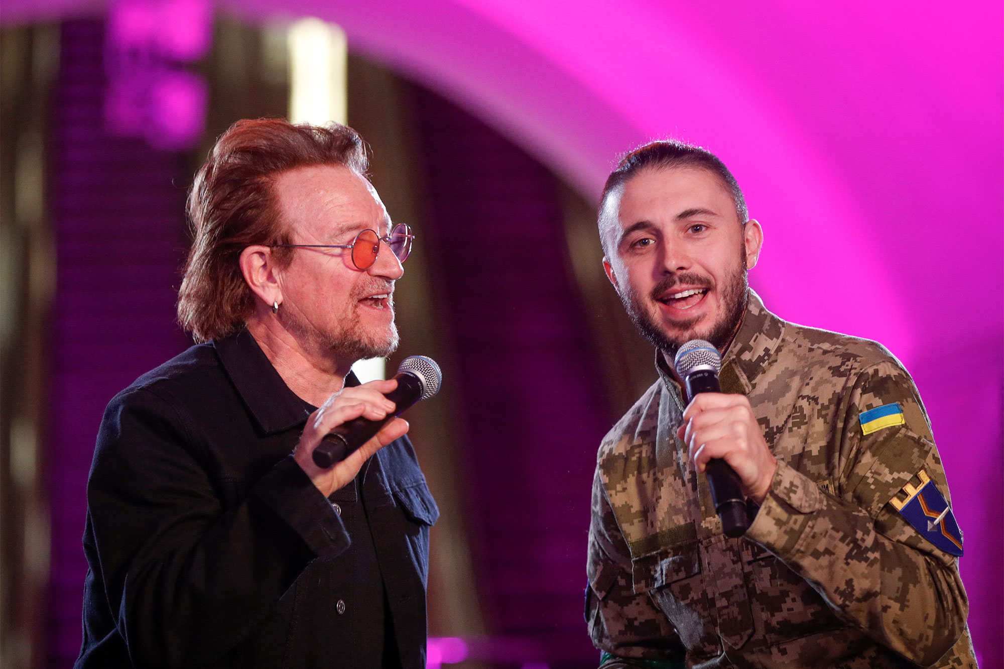Le leader du groupe de rock U2 Bono et le militaire ukrainien, leader du groupe Antytila ​​Taras Topolia chantent lors d'une représentation pour les Ukrainiens à l'intérieur d'une station de métro, alors que l'attaque de la Russie contre l'Ukraine se poursuit, à Kiev.