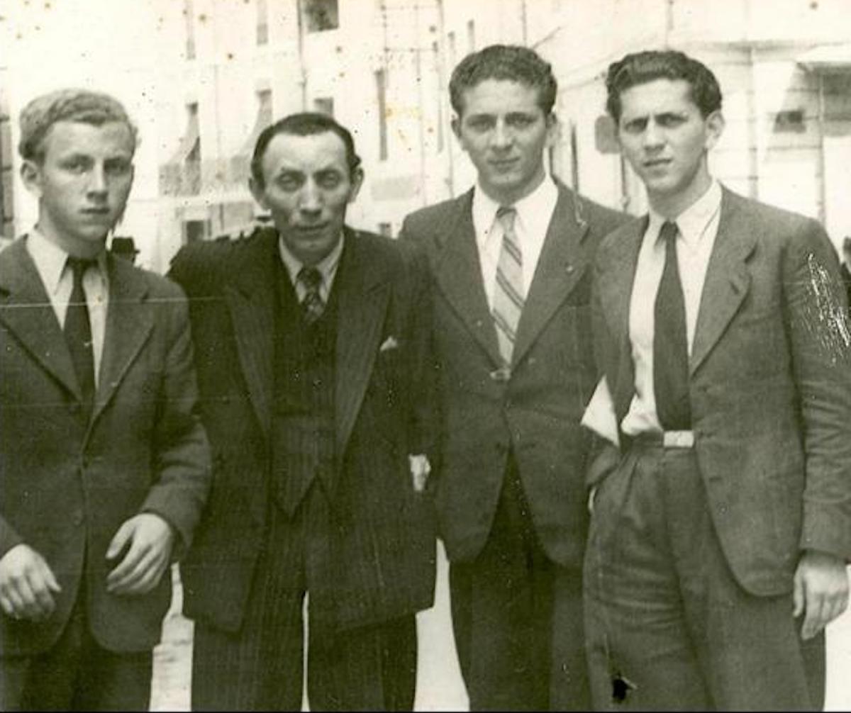 Zelig Bornstein, né Lukow en Pologne, pose avec trois de ses fils : Joseph, Isaac et Léon. Joseph (le premier à gauche sur la photo) est le père d’Elisabeth Borne.