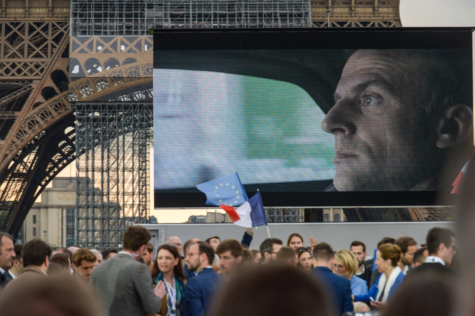 Les partisans d'Emmanuel Macron fêtent sa victoire à la présidentielle sur le Champ-de-Mars le 24 avril 2022.