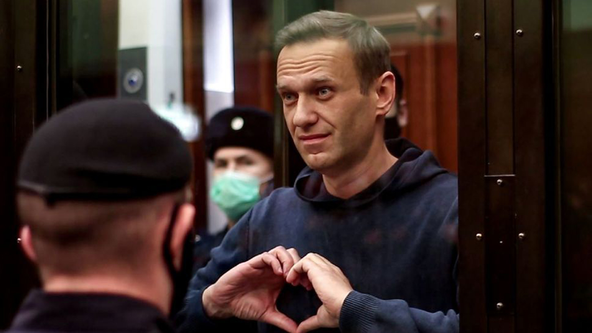 L'opposant russe AlexeI Navalny, dans sa cage de verre pendant son procès à Moscou, dessine un coeur avec les mains.