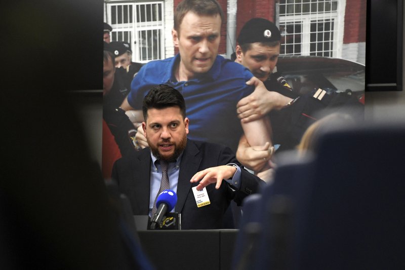 Le chef de cabinet du chef de l'opposition russe Alexei Navalny, Leonid Volkov, s'exprime lors d'une interview au Parlement européen à Strasbourg.