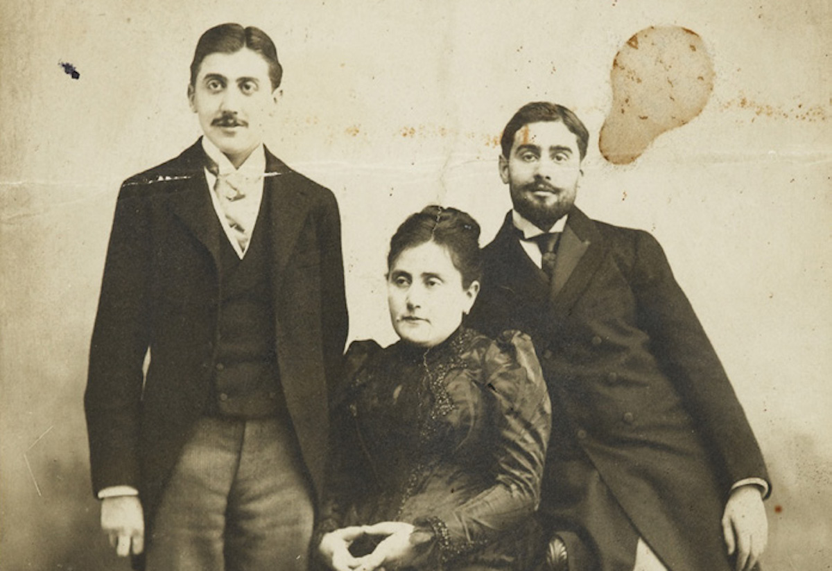 Photo des frères Marcel et Robert Proust avec leur mère. Sans doute en 1896.