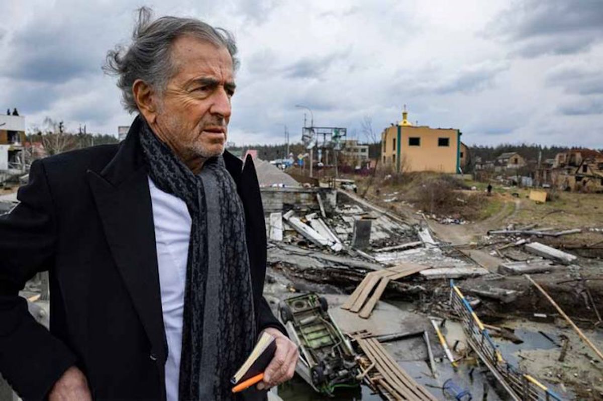 Bernard-Henri Lévy, dans les décombres d'une ville ukrainienne suite à l'attaque des Russes.