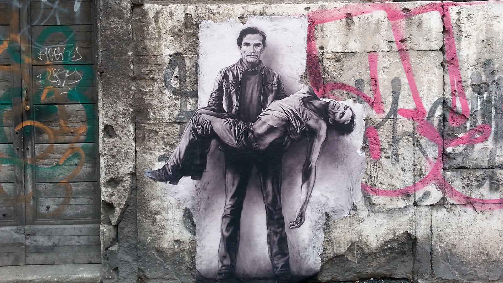 Une affiche collée sur un mur à Rome représentation Pier Paolo Pasolini tel la Pietá.
