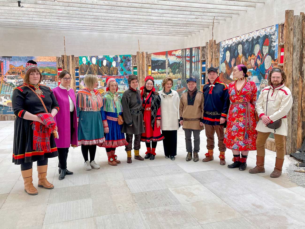 La reine de Sonja de Norvège entourée d'artistes Samis lors de l'inauguration du pavillon nordique à la biennale de Venise.