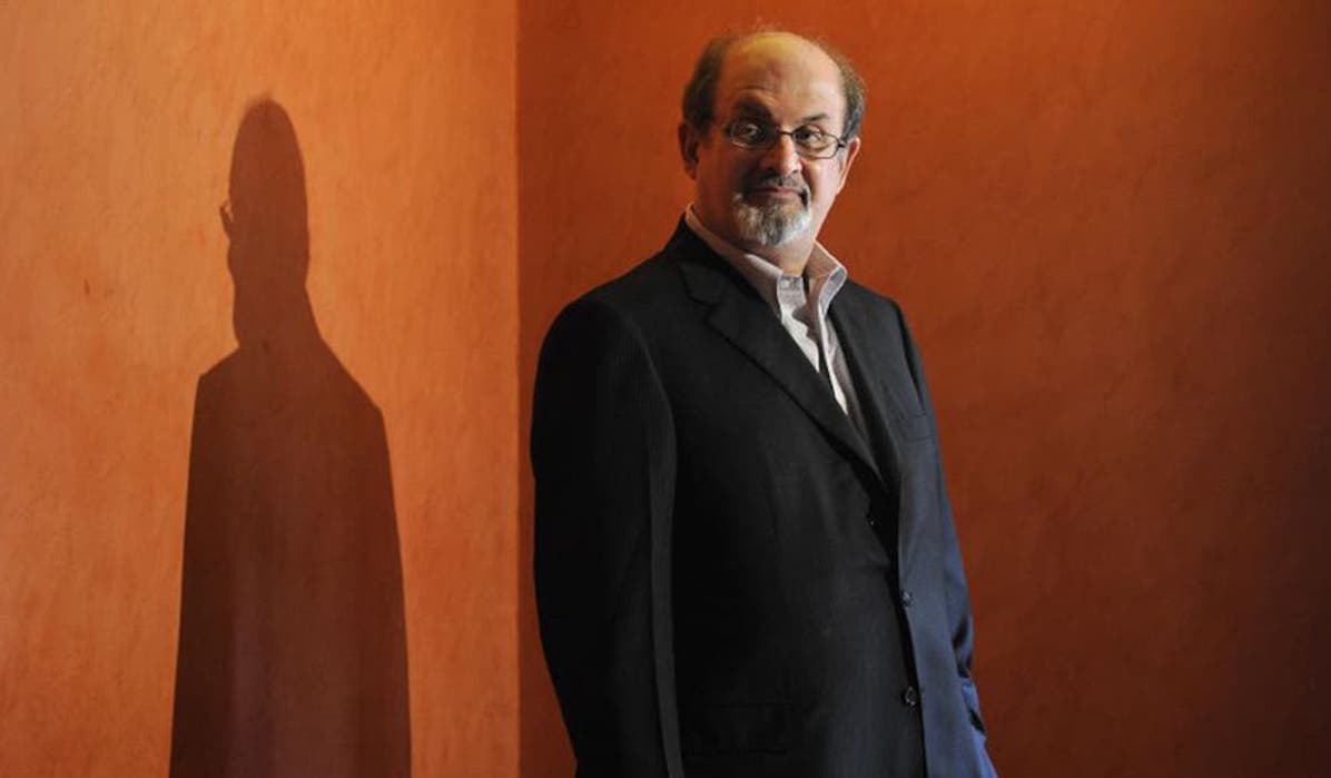 Portrait de l'écrivain Salman Rushdie sur un fond marron.