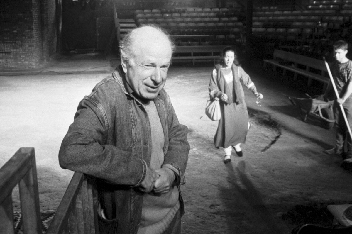Le metteur en scène Peter Brook dirige deux acteurs lors d'une répétition.