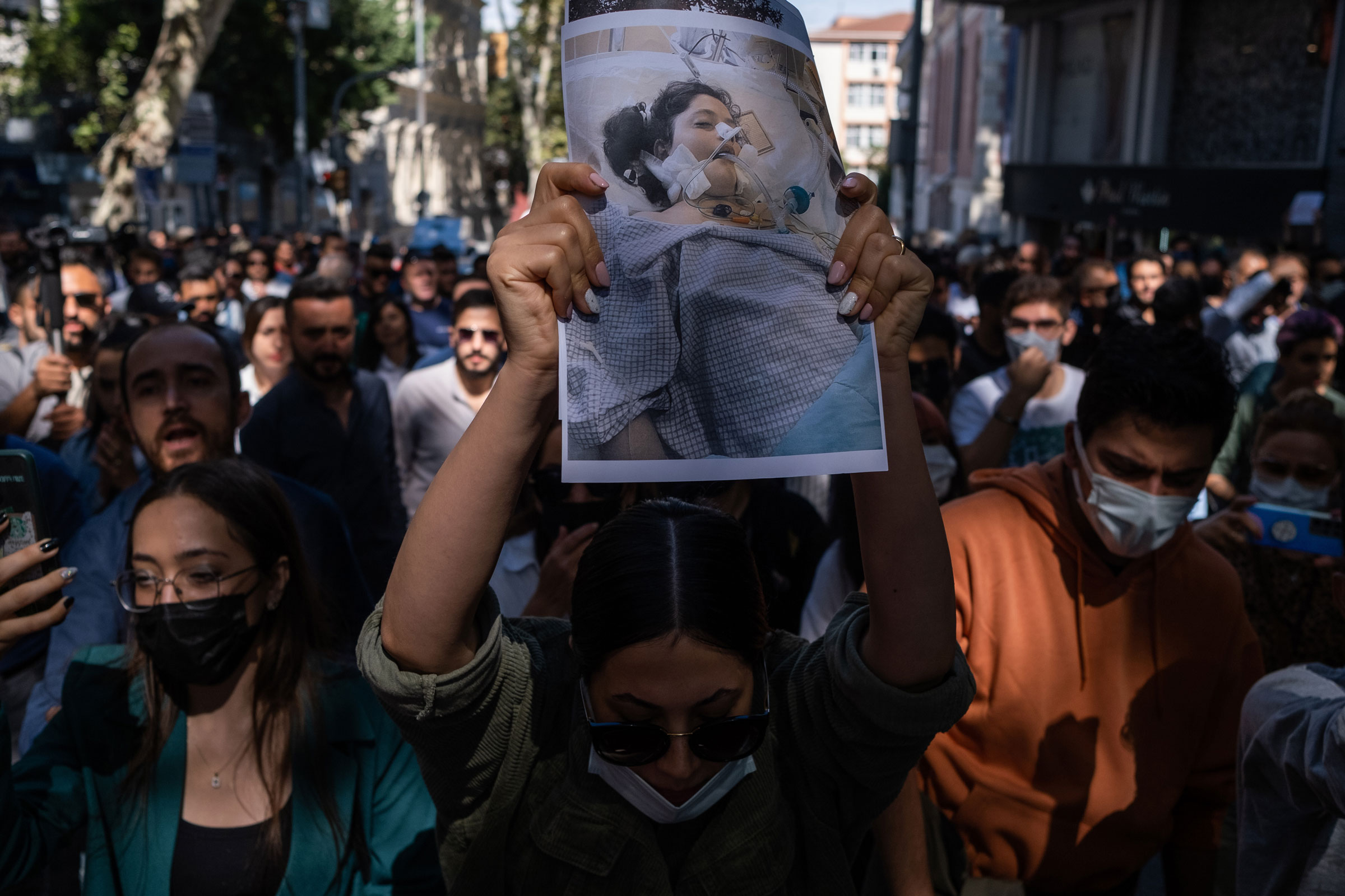 Des manifestants tiennent la photo de Mahsa Amini, à Istanbul, en Turquie, le 20 septembre 2022.