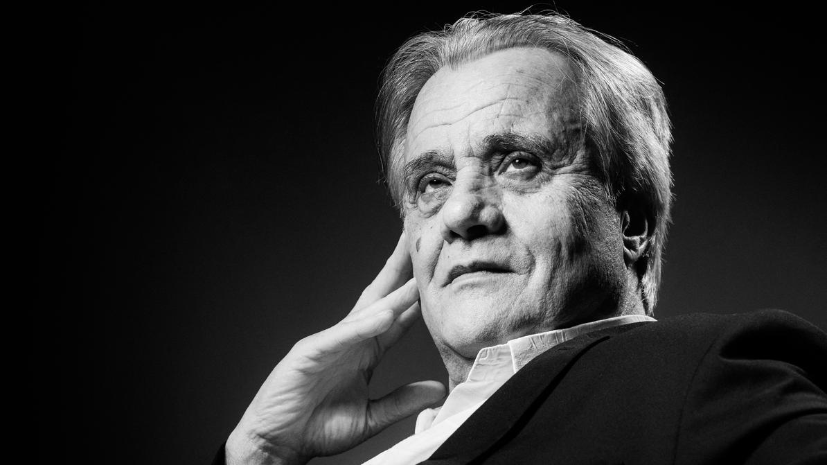 Portrait en noir et blanc de l'écrivain et psychanalyste Michel Schneider