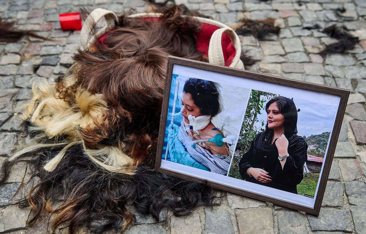 Des femmes ont coupé leurs cheveux en protestation contre l'assassinat de Mahsa Amini.