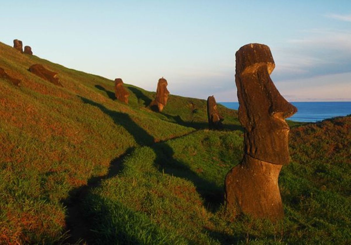 Les Moaïs, les fameuses statues géantes de l’Île de Pâques, lors d'un coucher de soleil.