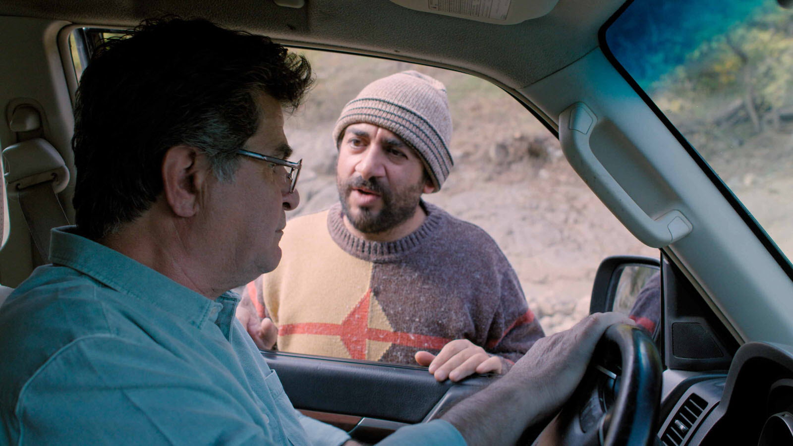 Jafar Panahi lors d'une scène du film "Aucun ours"