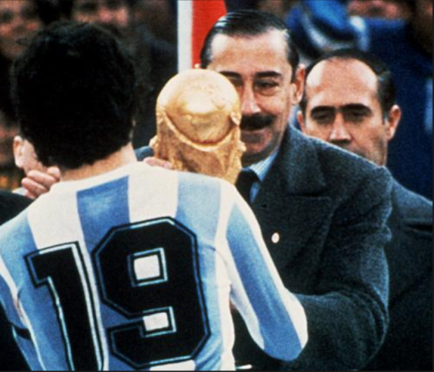 En 1978, le général Videla remet le trophée de la Coupe du monde de football à l’équipe de son pays, l'Argentine.