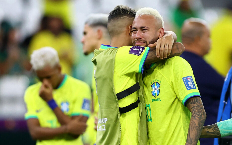 Rafinha consola Neymar après la défaite du Brésil aux tirs au buts