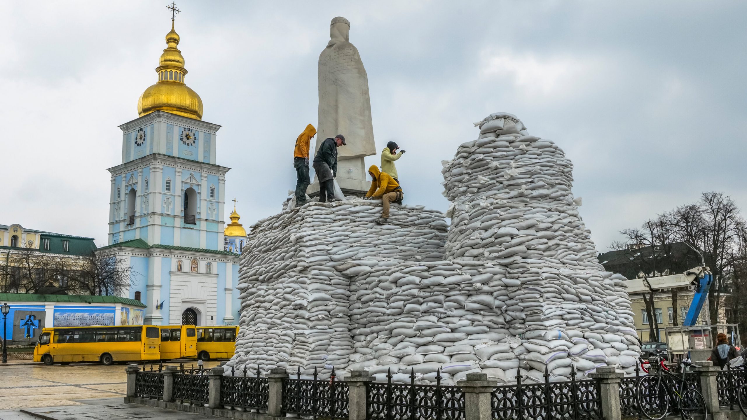 Des volontaires assemblent des sacs de sable pour protéger le monument dédié à la princesse Olga et à l'apôtre Saint-André à Kiev le 29 mars 2022.