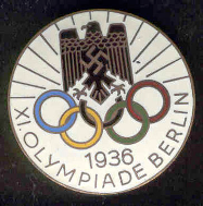 Une des médailles commémoratives des Jeux Olympiques 1936 à Berlin où la croix gammée s'affiche à côté des anneaux olympiques.