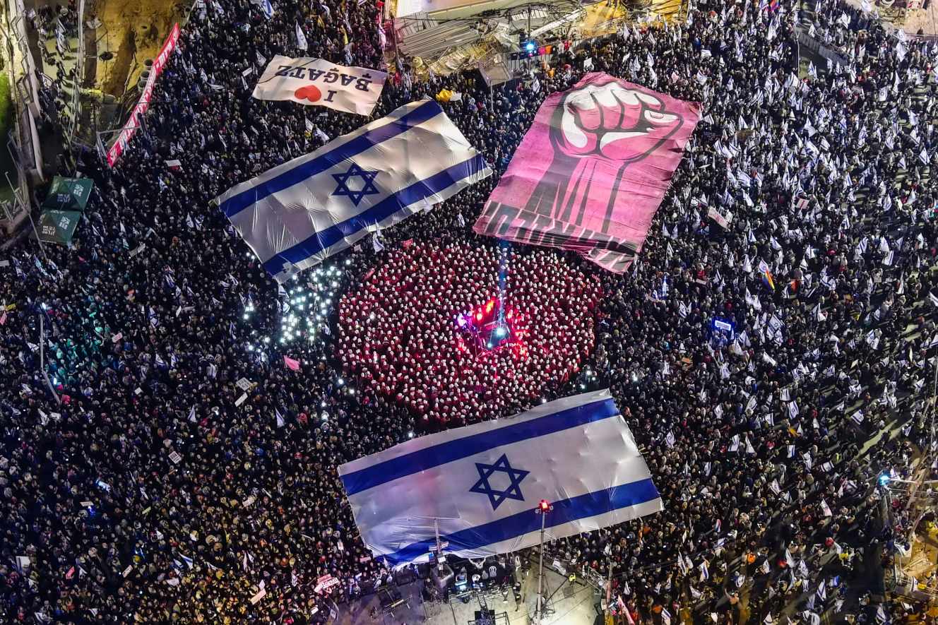 Une vue aérienne montre des femmes habillées en servantes de la série télévisée « The Handmaid's Tale » effectuant une performance lumineuse lors d'une manifestation alors que le gouvernement de coalition nationaliste du Premier ministre israélien Benjamin Netanyahu poursuit sa réforme judiciaire controversée, à Tel Aviv, Israël, le 11 mars 2023.
