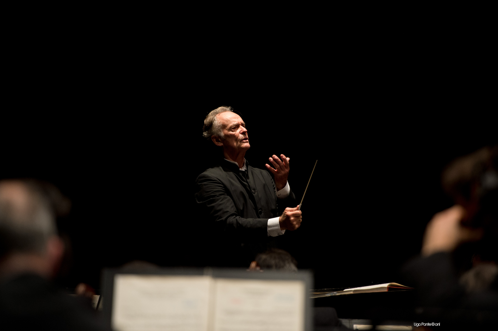 Le chef d'orchestre Jean-Claude Casadesus en action.