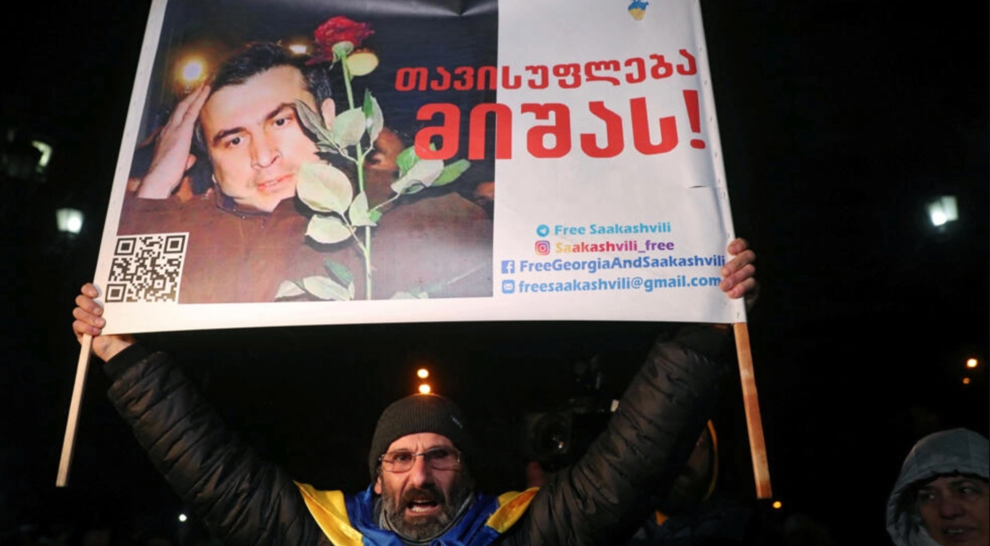 Un partisan de l'ex-président emprisonné de Géorgie tient une banderole sur laquelle on peut lire «Liberté à Micha !», le 6 février 2023, devant un tribunal, lors d’une audience à l’issue défavorable pour Mikheïl Saakashvili.