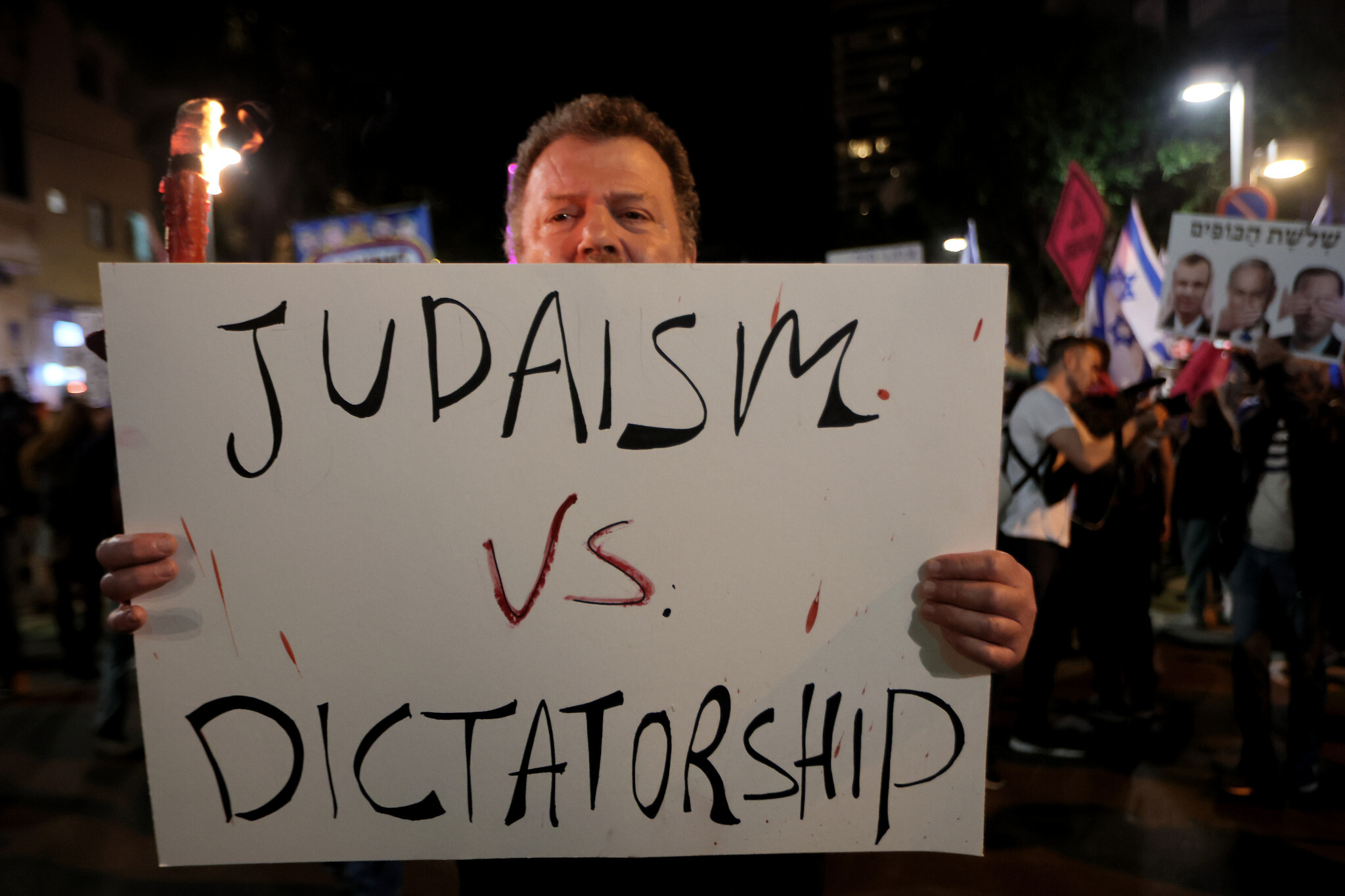 Des manifestants lors d'un rassemblement contre le projet de loi controversé de refonte judiciaire, à Tel Aviv, le 18 mars 2023.