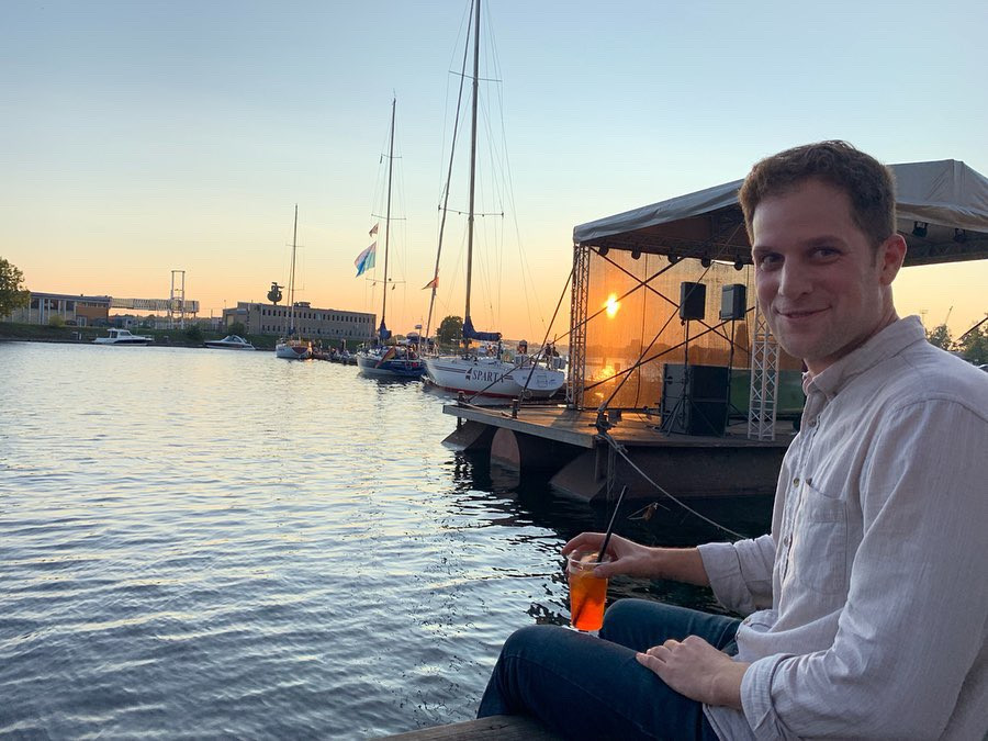 Evan Gershkovich est photographié par Linda Kinstler, une amie du journaliste, dans le port de Riga, alors qu'il lui rendait visite en Lettonie, en 2019.
