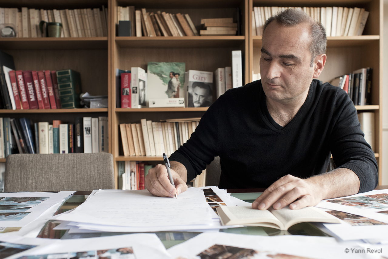 Laurent Seksik, dans domicile de l'écrivain, à Paris.