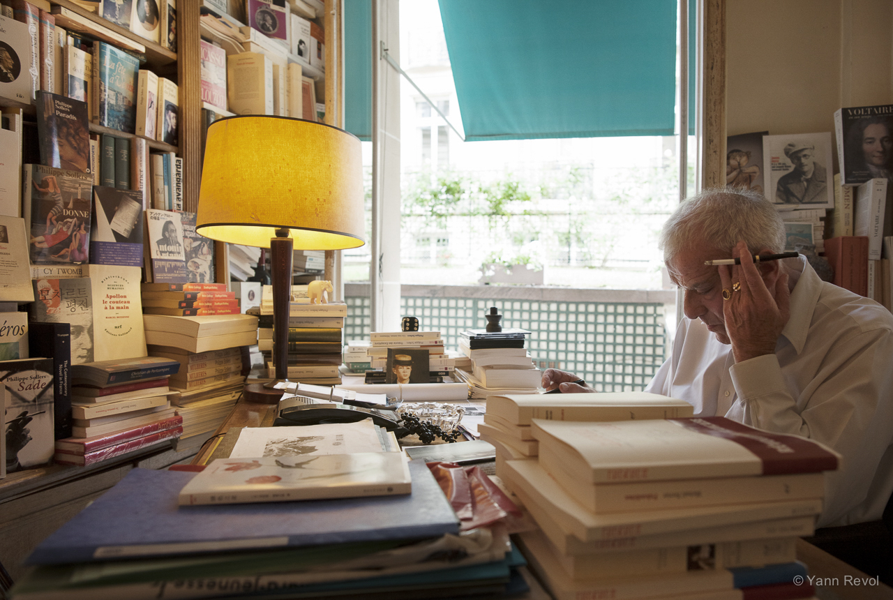 L'écrivain français Philippe Sollers dans son bureau chez Gallimard, à Paris.