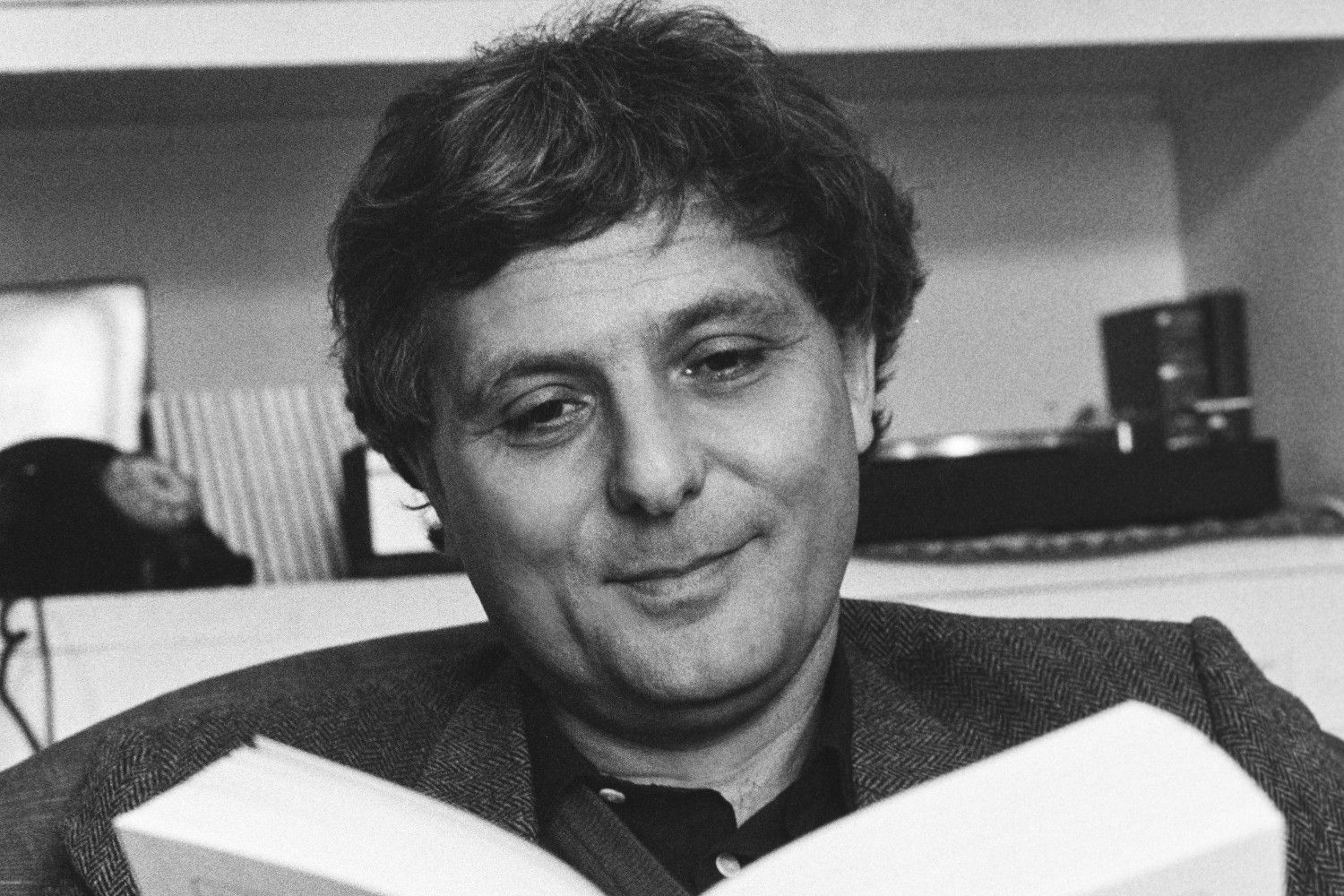 Portrait en nor et blanc de l'écrivain Philippe Sollers, en mai 1983.