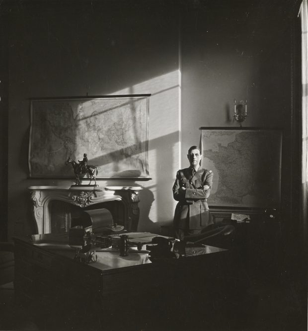 Le General Charles de Gaulle, dans son bureau, en 1944.