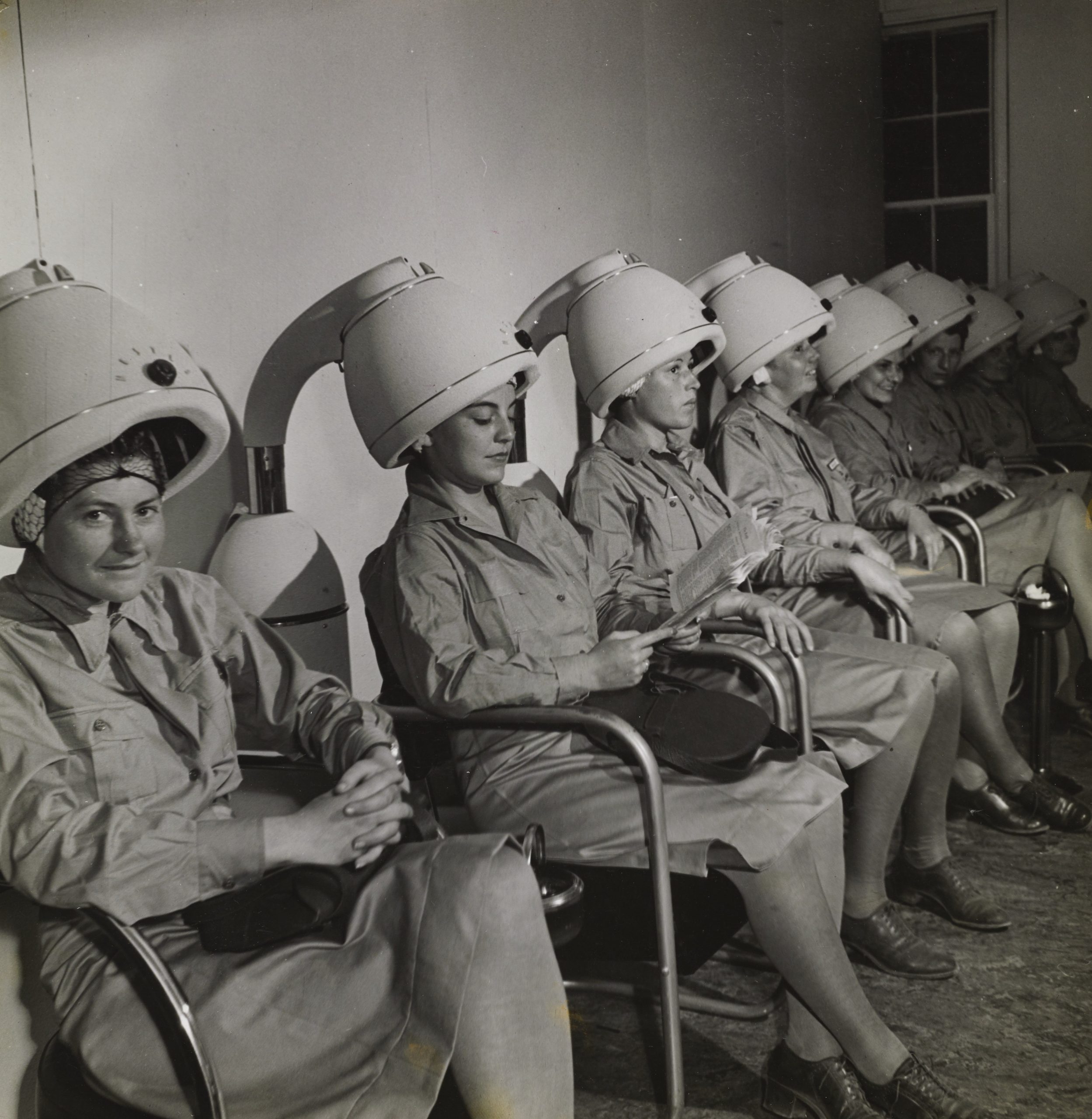 Officiers du WAAC (Women's Army Auxiliary Corps) assises sous un sèche-cheveux, en 1943.