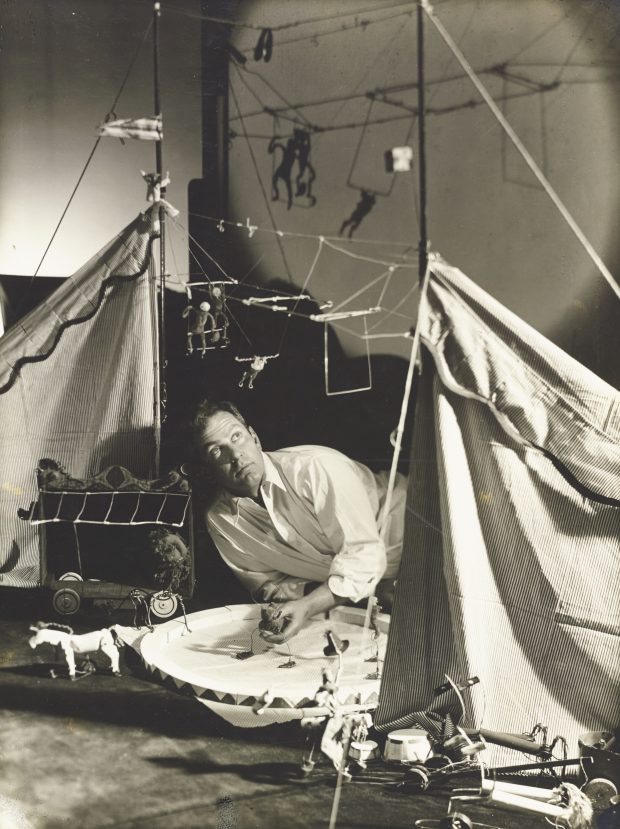 Alexander Calder avec son oeuvre, en 1930.