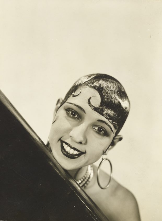 Portrait de Josephine Baker, souriante, en 1927