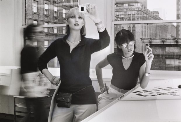 Deux mannequins dans un bureau regardant des négatifs, en 1976 et photographiées par DUANE MICHALS.
