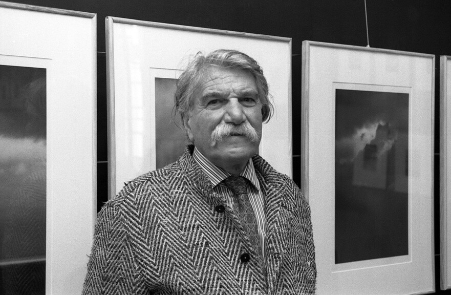 Portrait en noir et blanc de Youssef Ishaghpour dans une exposition.
