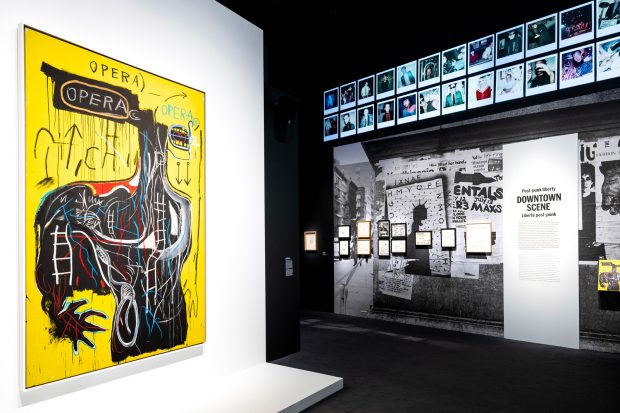 Dispositif scénique de l’exposition Basquiat Soundtracks. 