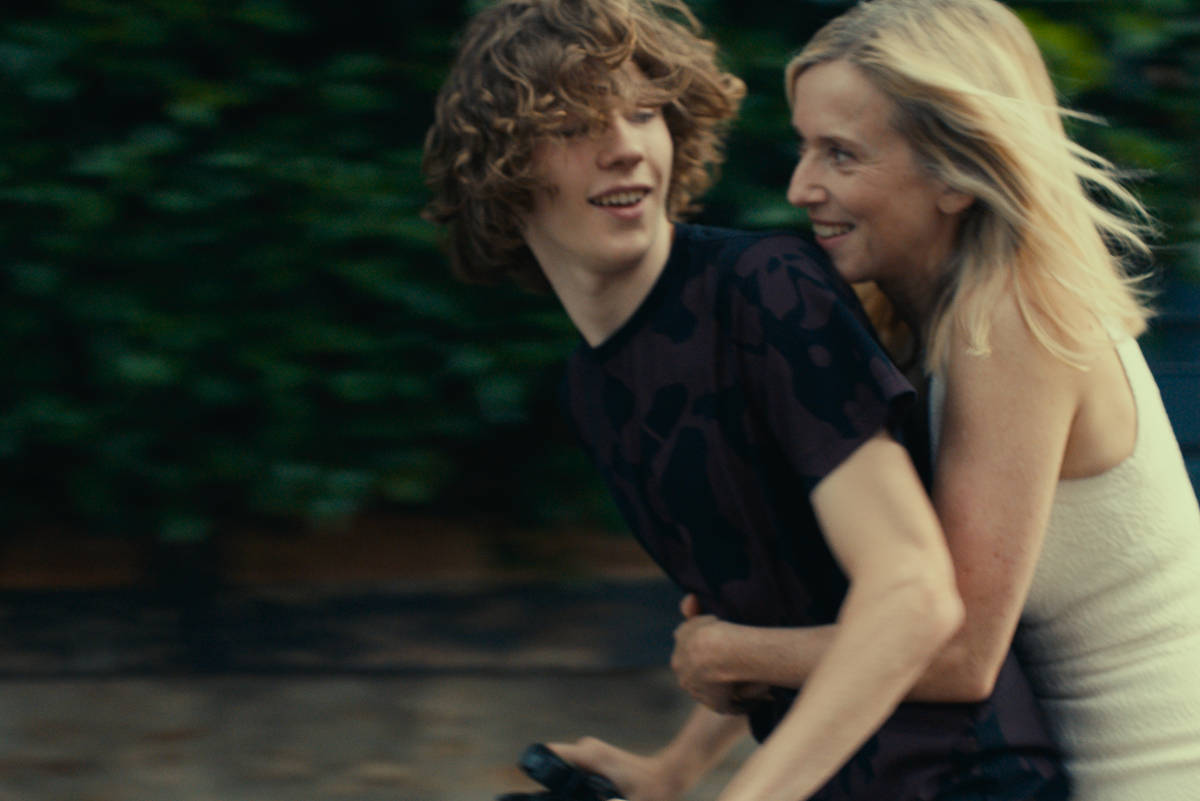 Les protagonistes du film "l'été dernier" de Catherine Breillat lors d'une scène sur un scooter.