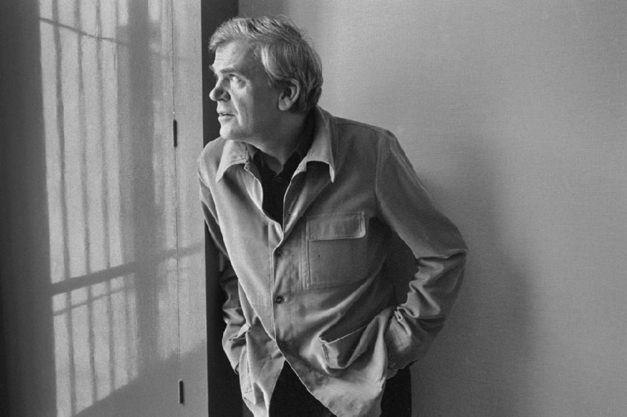 L'écrivain Milan Kundera regarde à travers sa fenêtre.