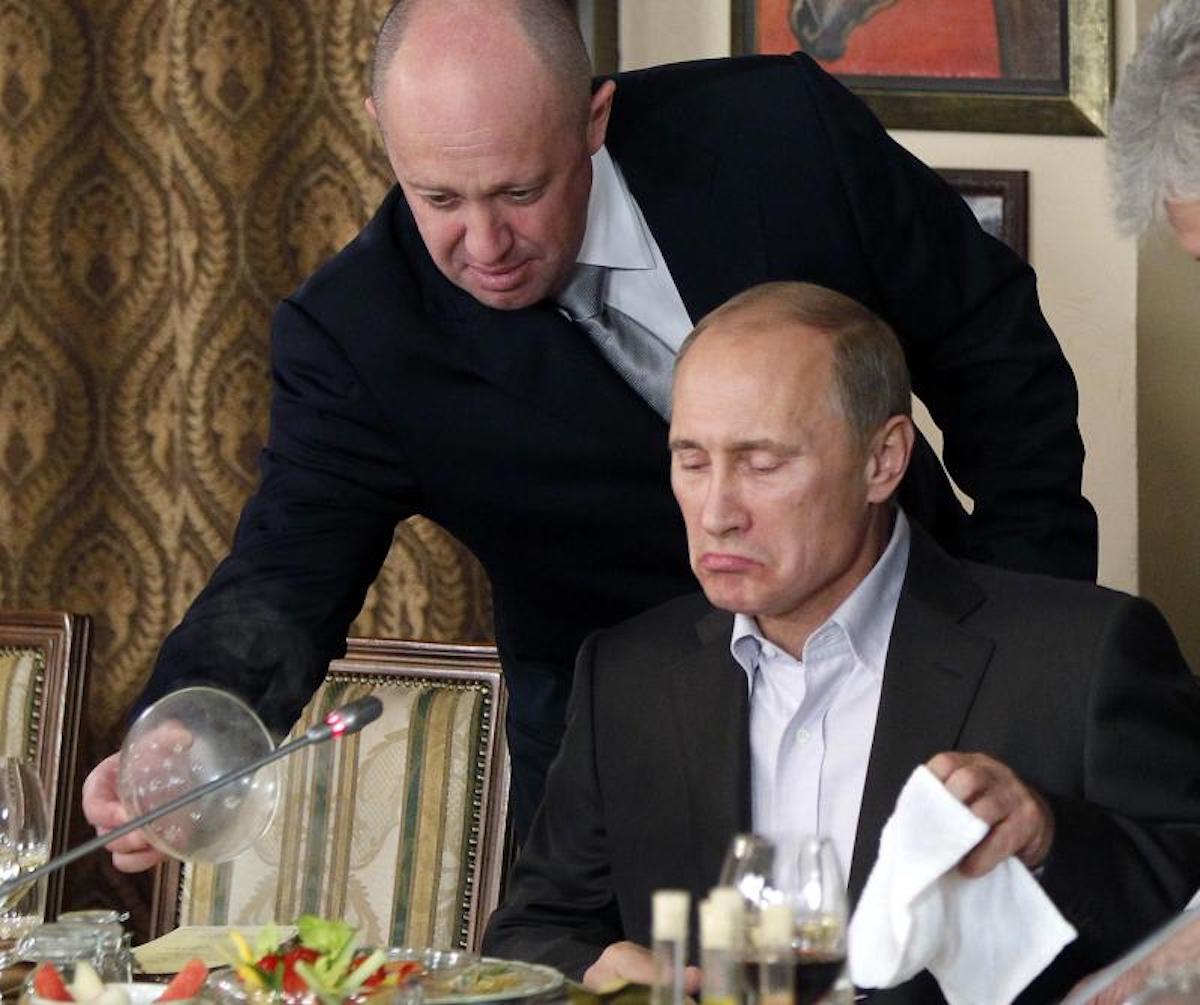Vladimir Poutine (alors premier ministre) et Evgueni Prigojine, dans le restaurant du second, à Moscou, le 11 novembre 2011.