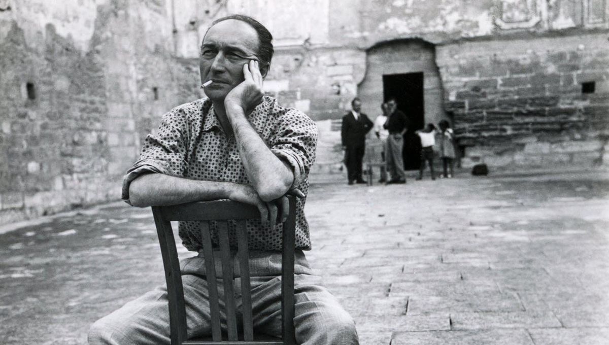 Jean Vilar en 1958, assis sur une chaise à Avignon.