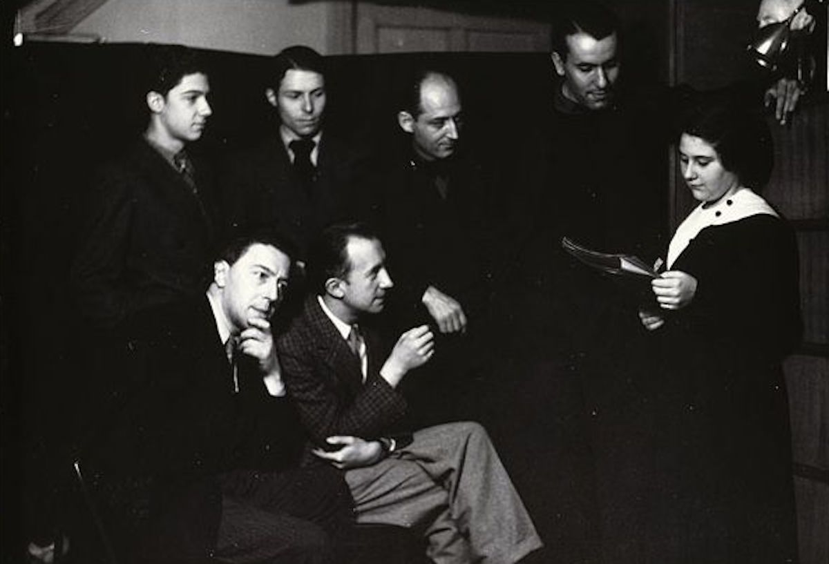Gisèle Prassinos lisant ses poèmes au groupe surréaliste, en 1935. De gauche à droite : Mario Prassinos, André Breton, Henri Parisot, Paul Eluard, Benjamin Péret, René Char, Gisèle Prassinos.