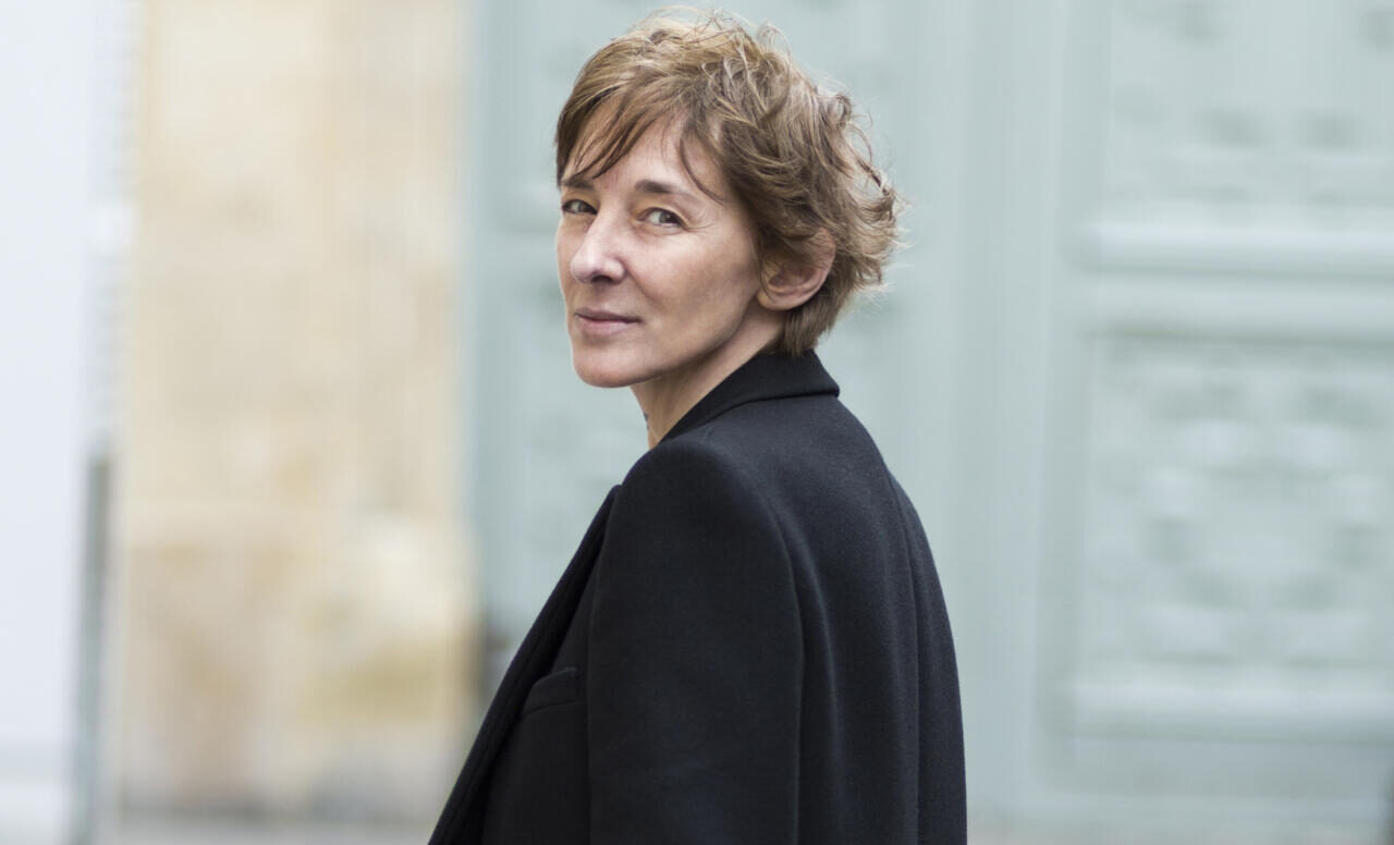 Portrait de l'écrivaine Ann Scott dans les rues de Paris en 2017.