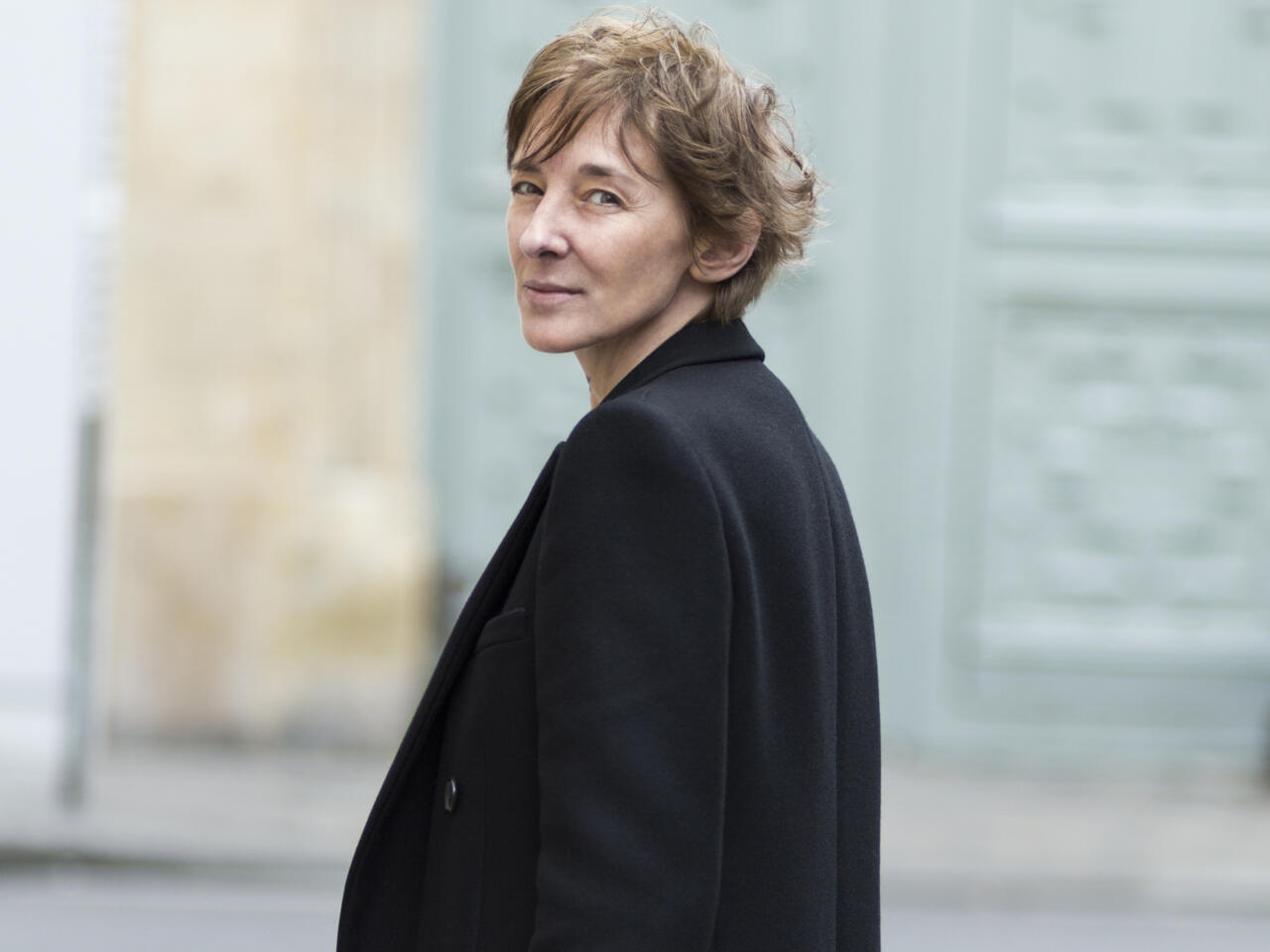 Portrait de l'écrivaine Ann Scott dans les rues de Paris en 2017.