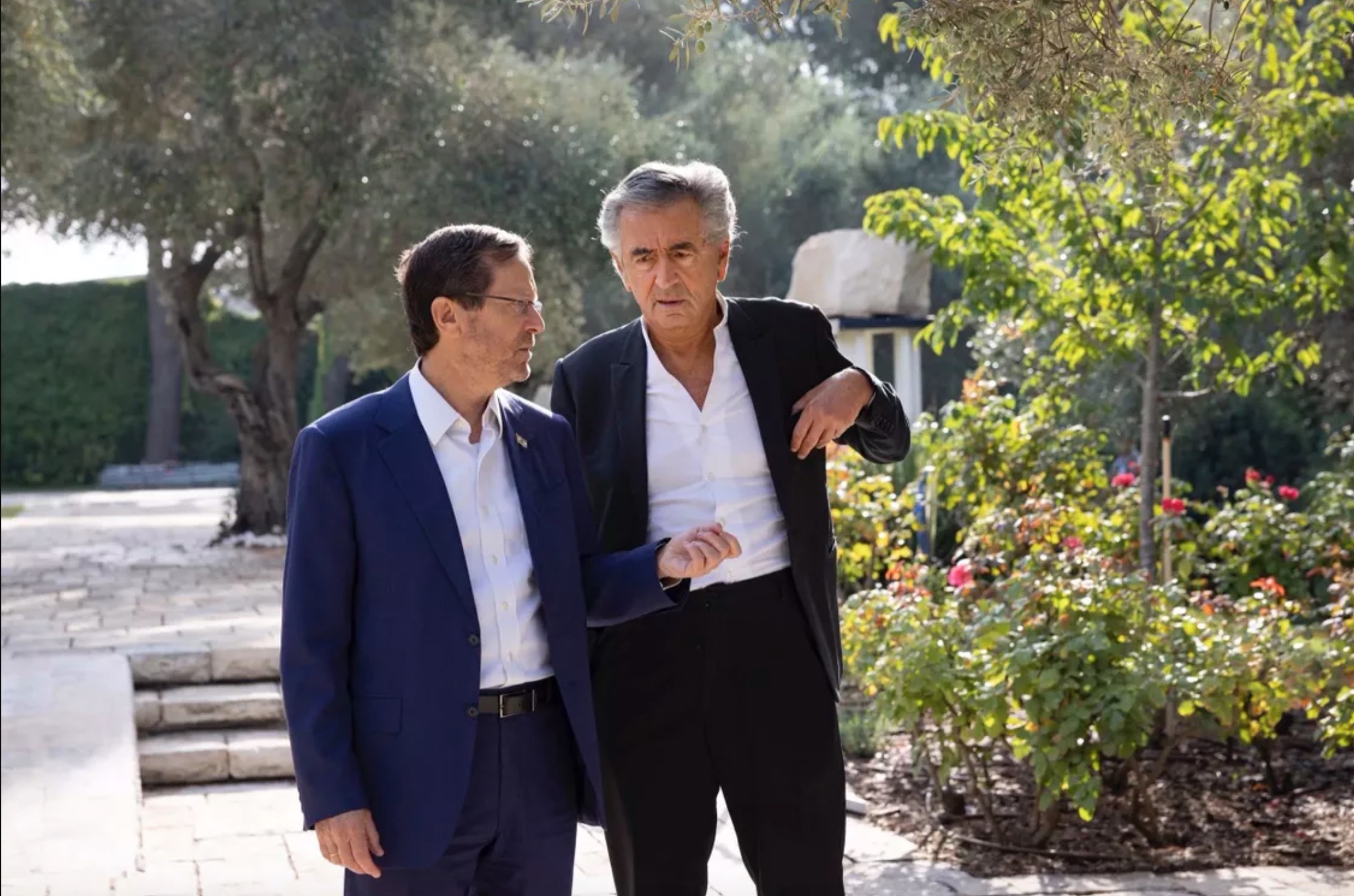 BHL avec le président de l’État d’Israël, Isaac Herzog, dans les jardins de sa résidence, Beit HaNassi, le 12 octobre