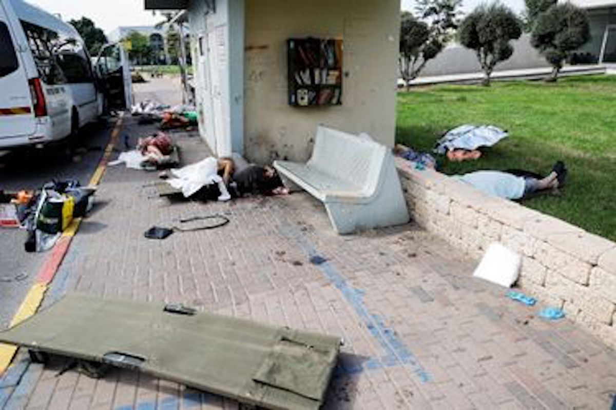 Les corps de personnes, dont certaines âgées, après avoir été tuées lors d'une infiltration massive des terroristes du Hamas depuis la bande de Gaza, à Sderot, dans le sud d'Israël, le 7 octobre 2023.
