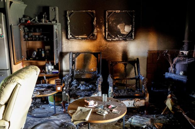 Des meubles et des murs calcinés dans l’une des multiples maisons ciblées par un commando terroriste du Hamas dans le kibboutz Nir Oz. La petite communauté agricole du sud d'Israël se trouve à proximité de la bande de Gaza