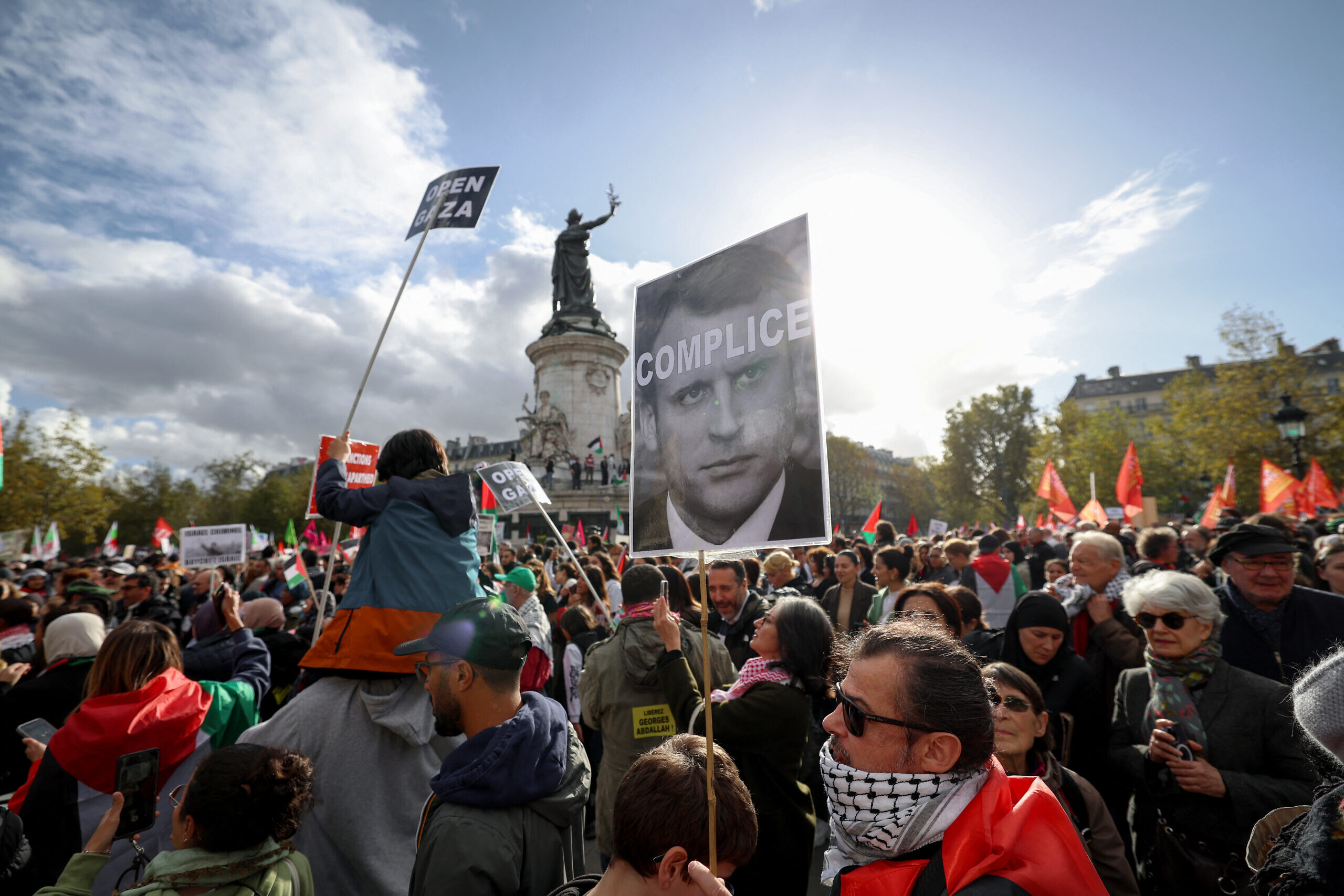 Dans une Manifestation pro-palestinienne à Paris, le 22 octobre 2023, une pancarte où l'on lit "Macron complice".