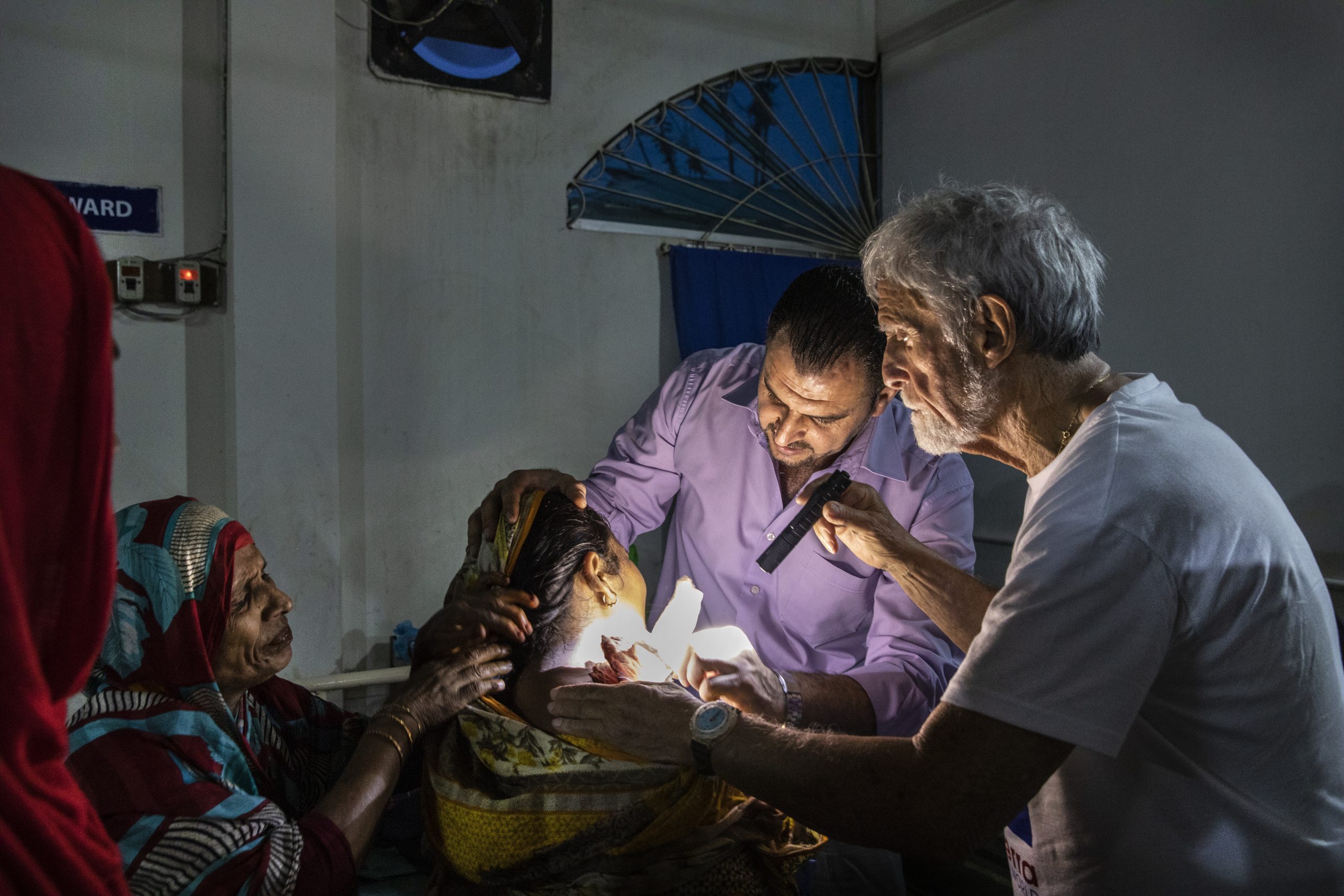 Dans un hôpital de fortune, Jacques Berès soigne des Rohingyas.