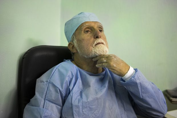 Le médecin Jacques Bérès, entre une intervention et une autre, dans un hôpital.
