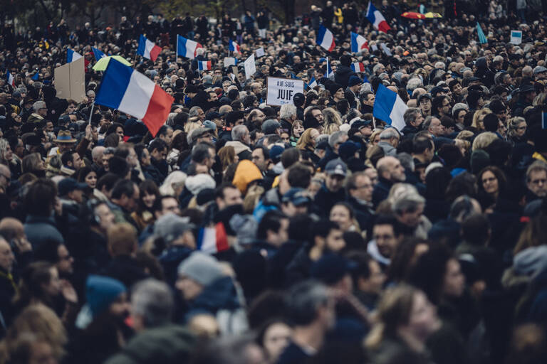 La foule rassemblée lors de la manifestation contre l'antisémitisme à Paris.